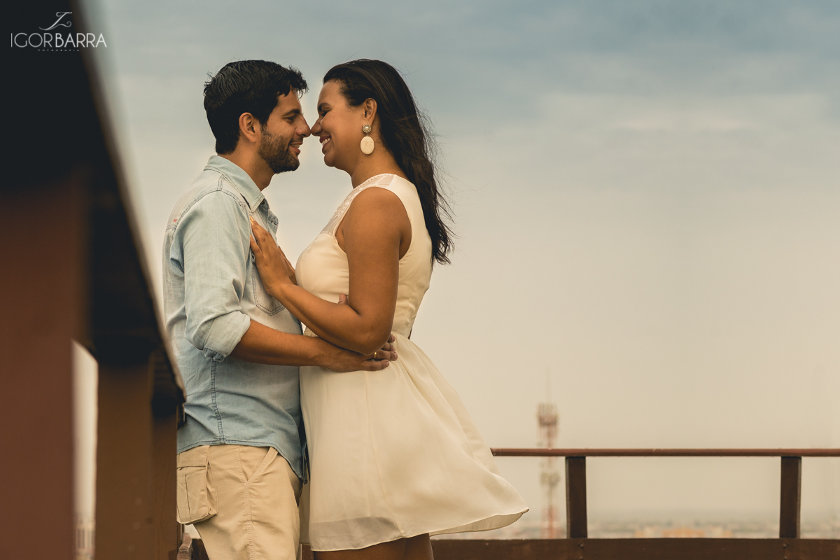 Casal de Noivos abraçados, Fotos no mirante, Amor, Cabo Frio, RJ