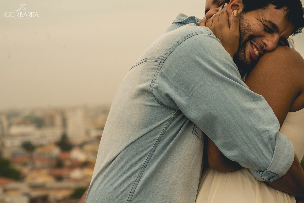 Casal de Noivos abraçados, Fotos no mirante, Amor, Cabo Frio, RJ