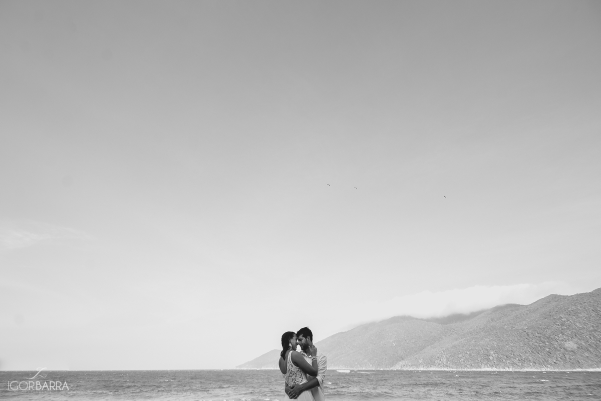 Casal de Noivos abraçados, Fotos na praia, Fotos no pontal do atalaia, Amor, Arraial do Cabo, RJ