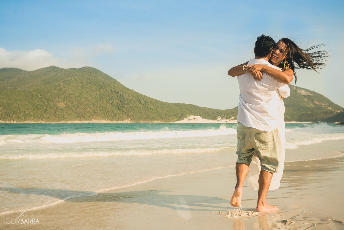 Casal de Noivos abraçados, Fotos na praia, Fotos no pontal do atalaia, Amor, Arraial do Cabo, RJ