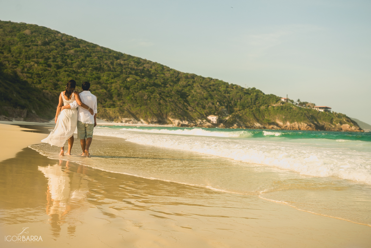 Casal de Noivos abraçados, Fotos na praia, Fotos no pontal do atalaia, Amor, Arraial do Cabo, RJ