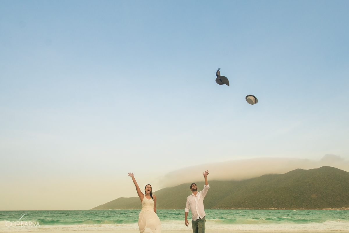 Casal de Noivos sorrindo, Fotos na praia, Fotos no pontal do atalaia, Amor, Arraial do Cabo, RJ