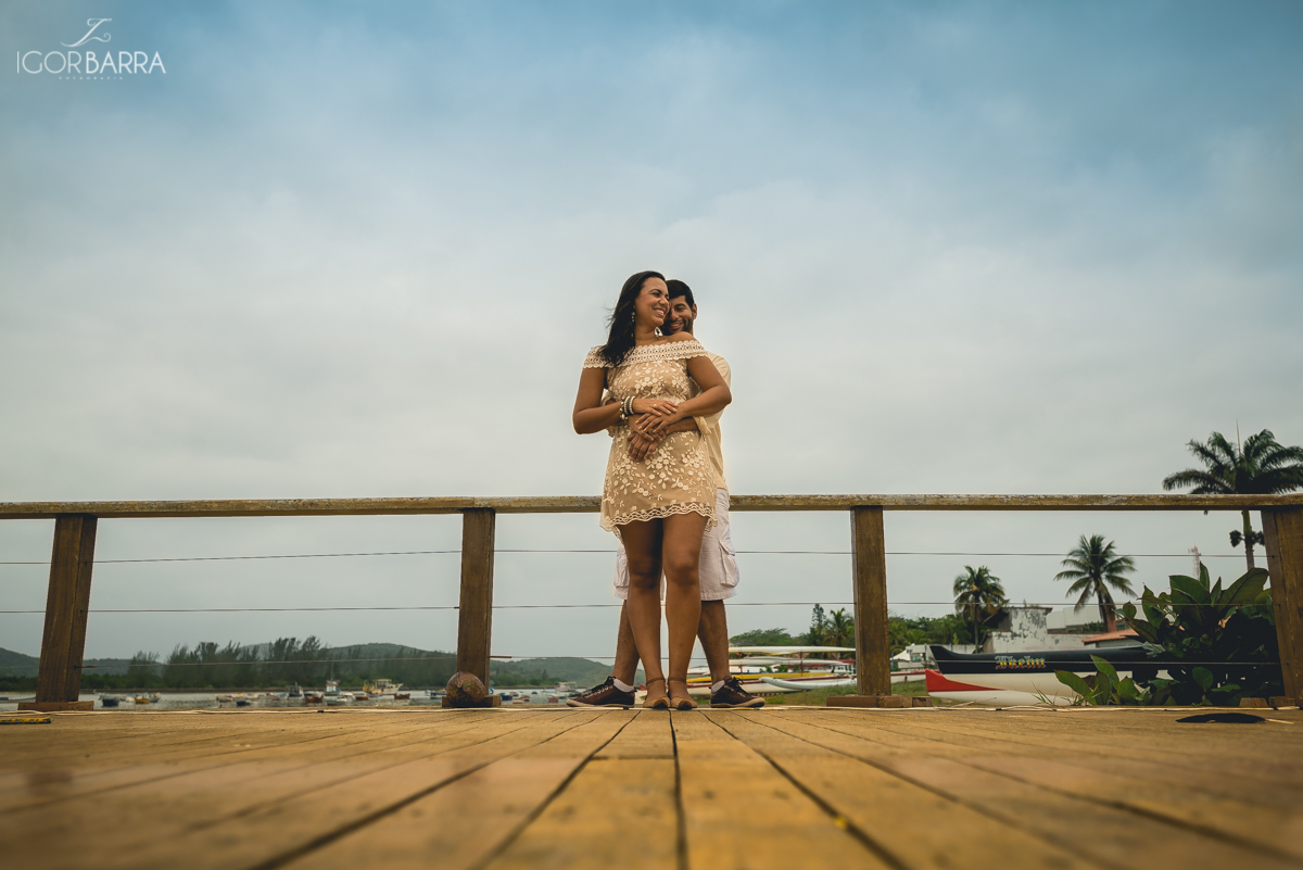 Casal de Noivos abraçados, Fotos no pier, fotos no bairro da passagem, Amor, Cabo Frio, RJ