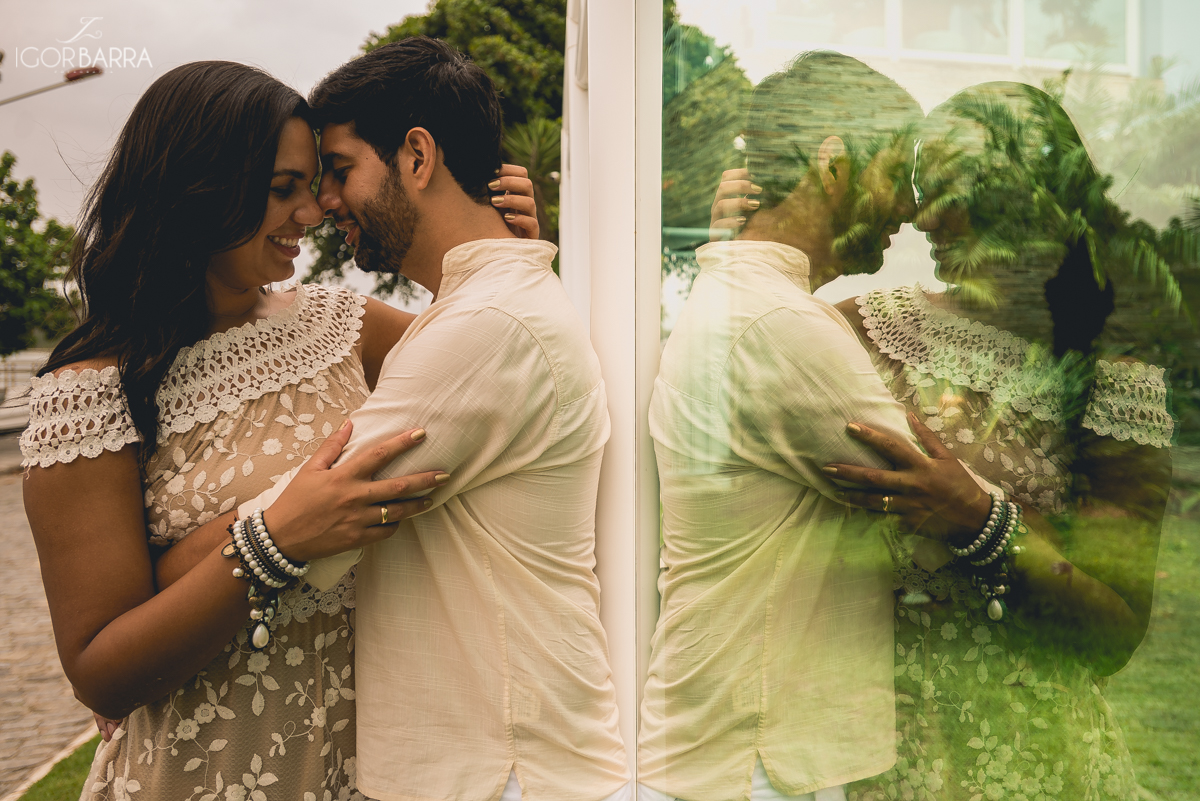 Casal de Noivos abraçados,  fotos no bairro da passagem, Amor, Cabo Frio, RJ