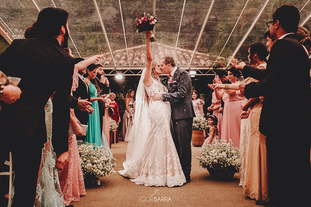 Saida dos noivos, Chuva de Malte, Chuva de arroz, Noiva, Noivo, Emoção da noiva, Risadas dos noivos, vestido de noiva, casamento de dia, Chateau Bouganville, Juiz de Fora, Matias Barbosa, igor barra