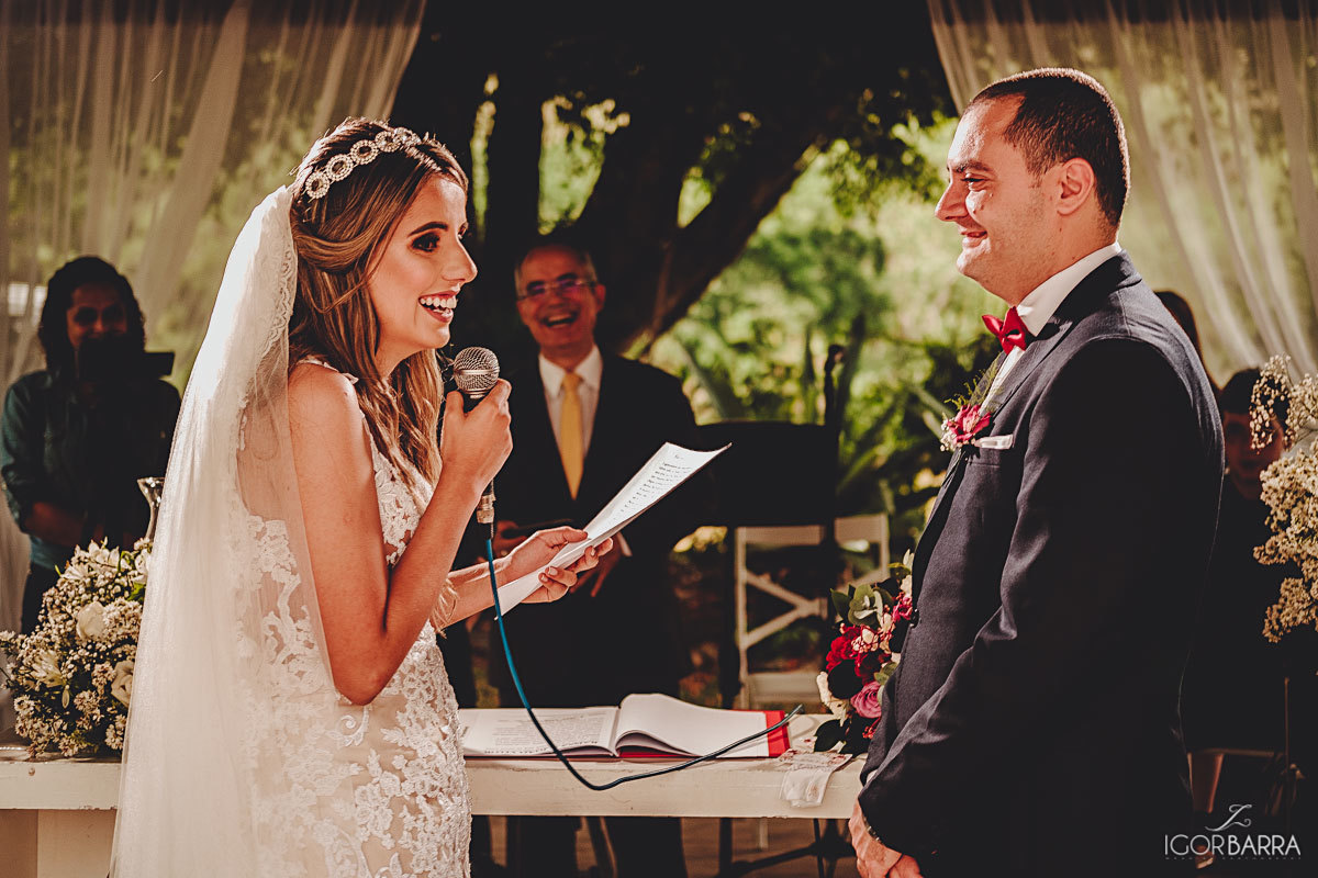 Noiva, Noivo, Emoção da nnoiva, Risadas dos noivos, vestido de noiva, casamento de dia, Chateau Bouganville, Juiz de Fora, Matias Barbosa, igor barra