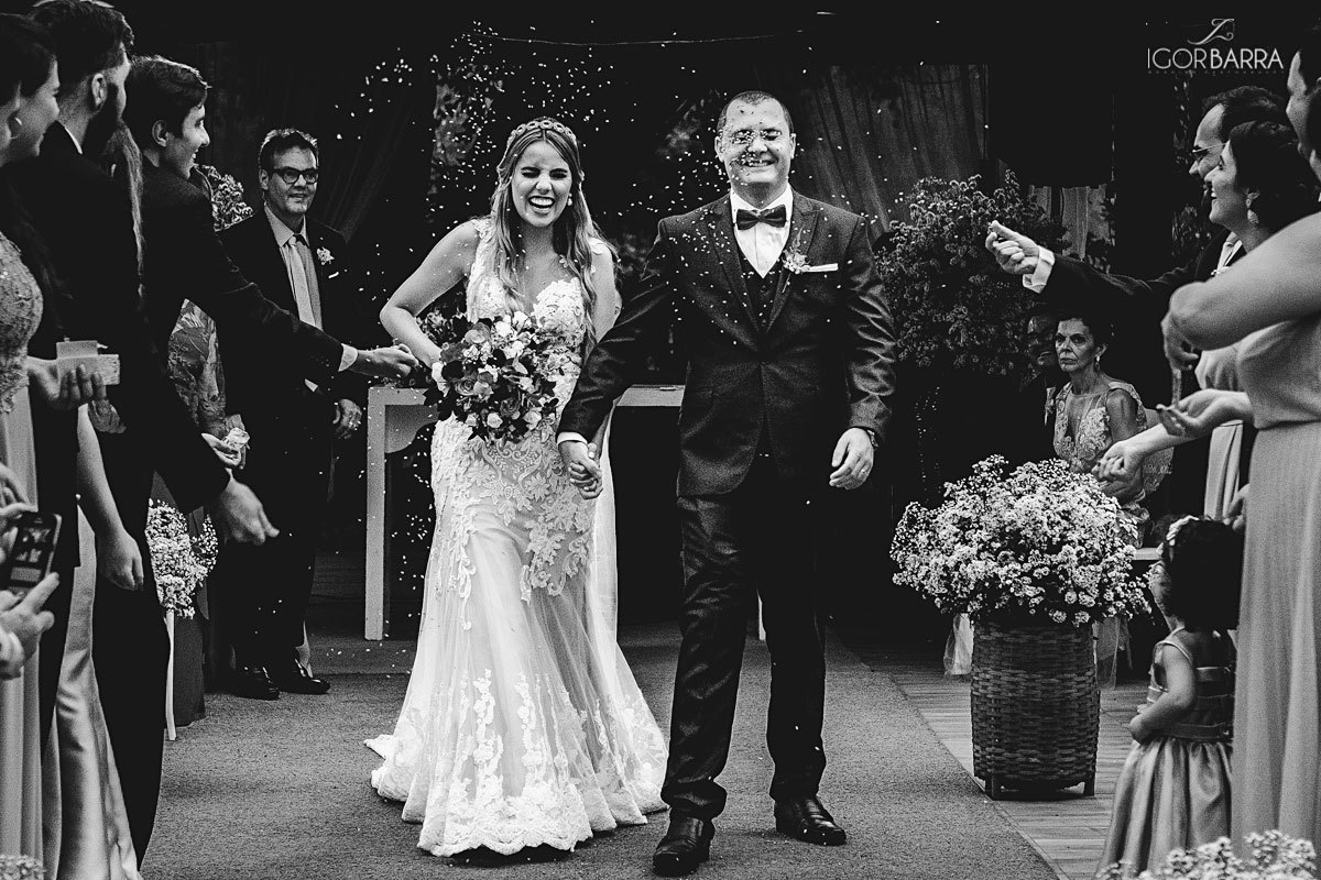 Saida dos noivos, Chuva de Malte, Chuva de arroz, Noiva, Noivo, Emoção da noiva, Risadas dos noivos, vestido de noiva, casamento de dia, Chateau Bouganville, Juiz de Fora, Matias Barbosa, igor barra