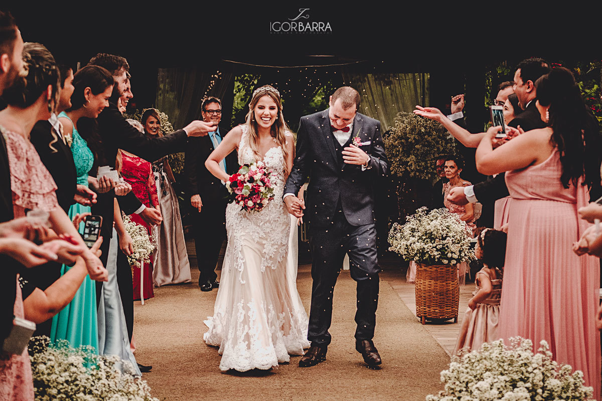 Saida dos noivos, Chuva de Malte, Chuva de arroz, Noiva, Noivo, Emoção da noiva, Risadas dos noivos, vestido de noiva, casamento de dia, Chateau Bouganville, Juiz de Fora, Matias Barbosa, igor barra