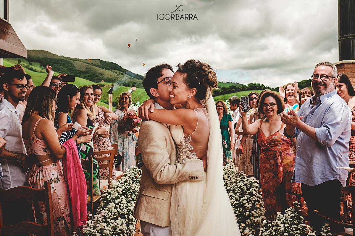 Noiva, noivo, emocionados, altar, cerimonia, ao ar livre, Fazenda, pedaco do ceu, itamonte, minas gerais, igor barra, fotografo igor barra