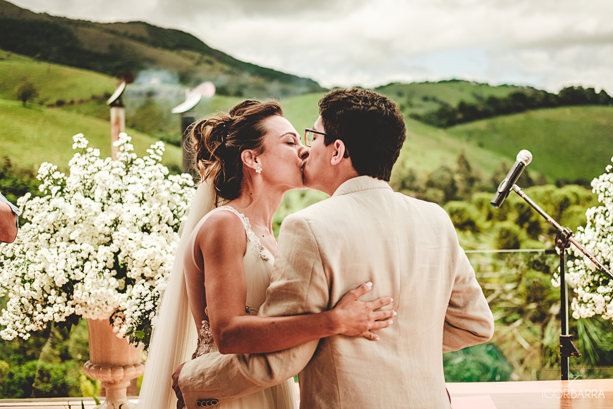 Noiva, noivo, emocionados, altar, cerimonia, ao ar livre, Fazenda, pedaco do ceu, itamonte, minas gerais, igor barra, fotografo igor barra