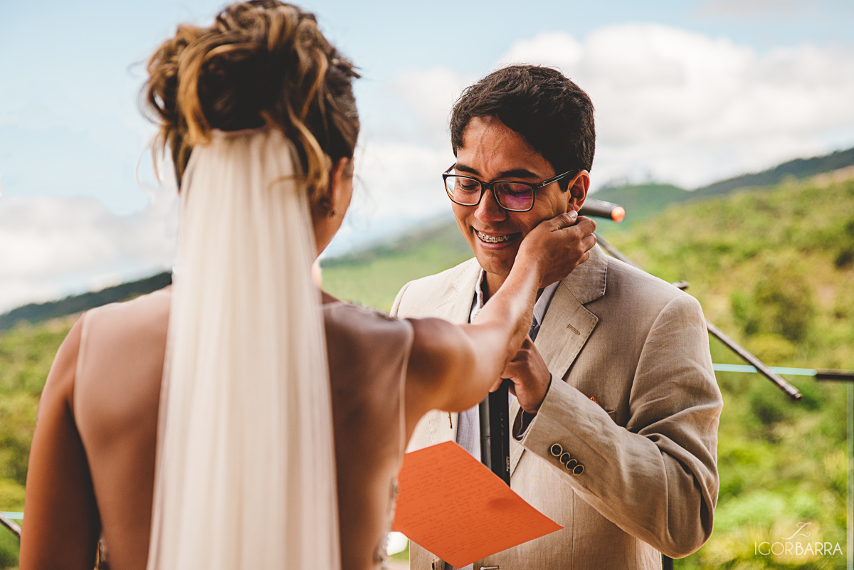 Noiva, noivo, emocionados, altar, cerimonia, ao ar livre, Fazenda, pedaco do ceu, itamonte, minas gerais, igor barra, fotografo igor barra