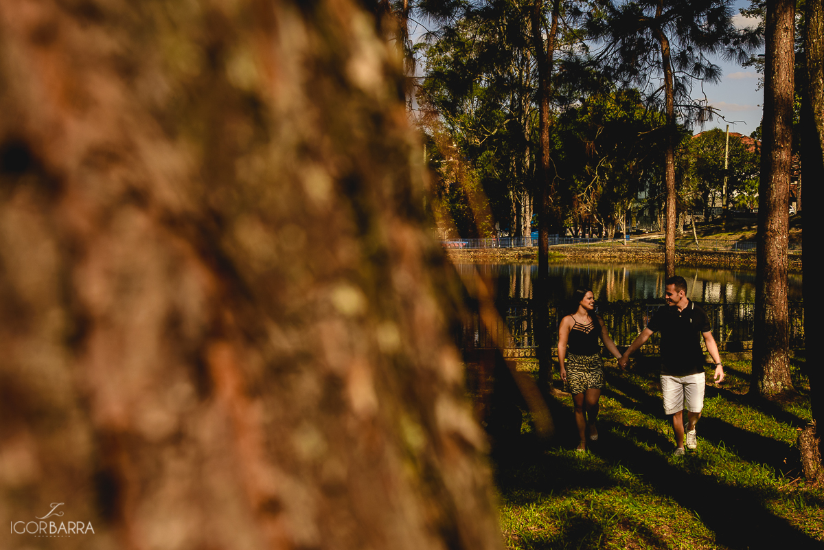 Foto, pré-casamento, noivos, casal, caminhando, bosque, SESC, Juiz de fora, MG