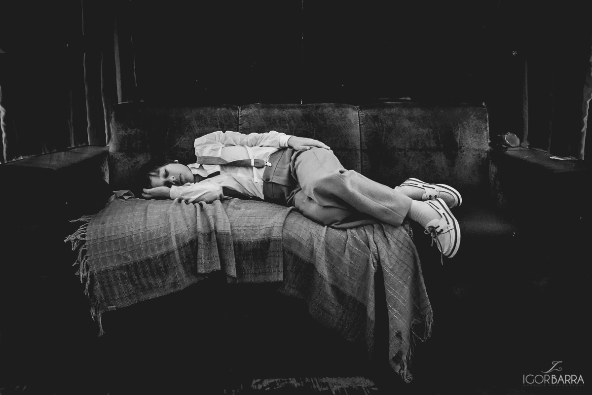 Pajem dormindo, fim de festa, Recepção no Mangarito, Casamento na Igreja São Sebastião, Flavia e Paulo, Juiz de Fora - MG