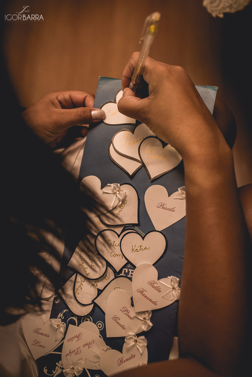 making off da noiva, nome das madrinhas, coraçõeszinhos com nome na barra do vestido, maquiando a noiva, Flavia e Paulo, Juiz de Fora - MG