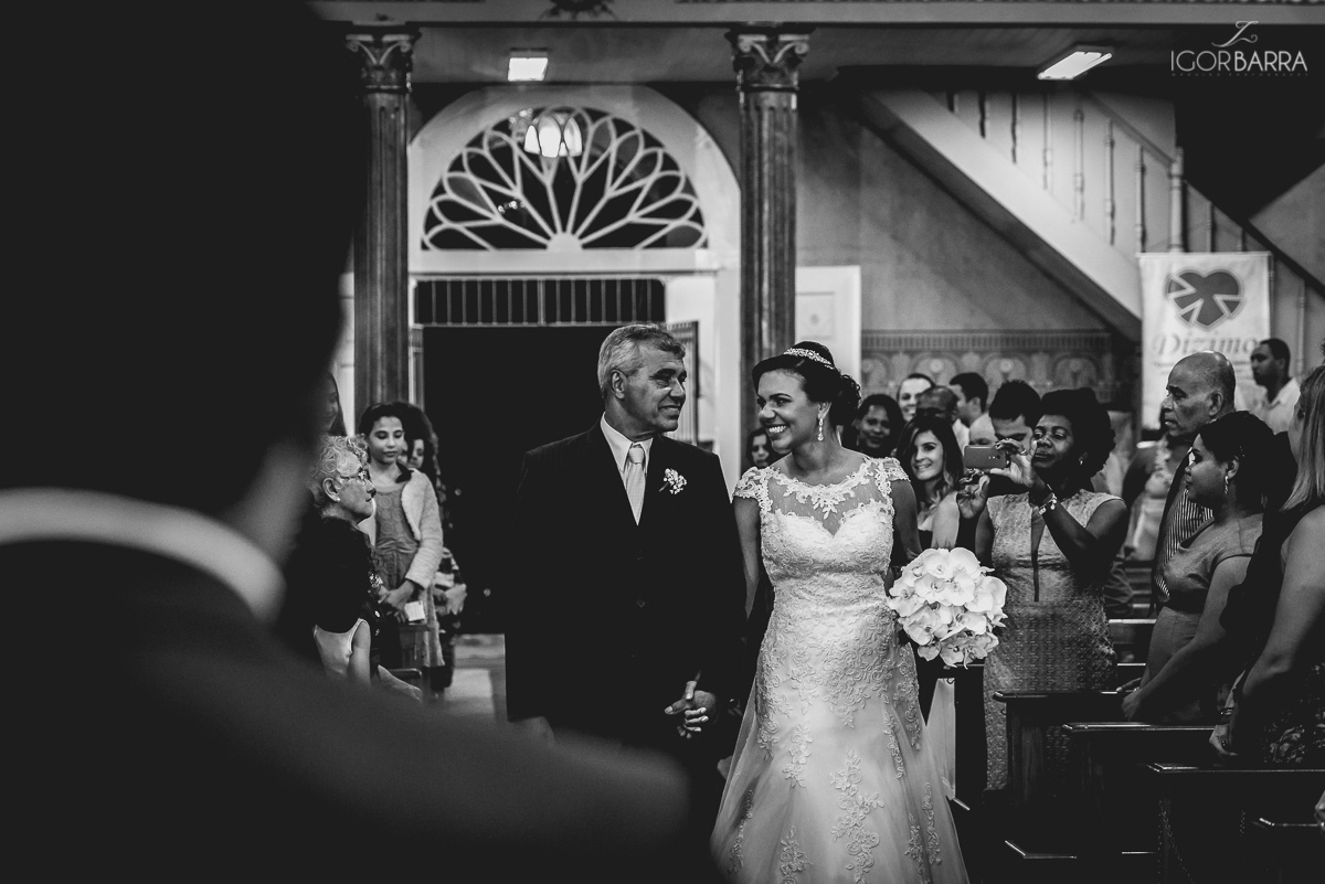Noiva e seu pai entrando na igreja, Casamento na Igreja São Sebastião, Flavia e Paulo, Juiz de Fora - MG