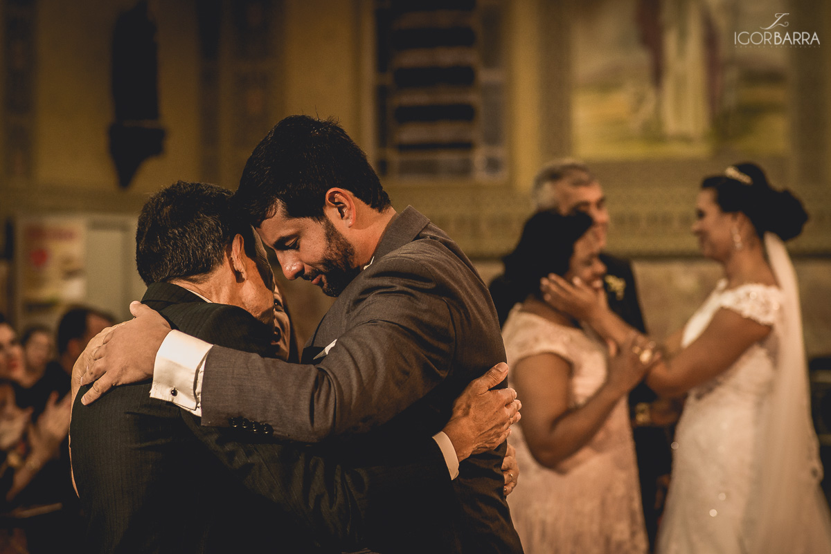Abraço nos pais, emoção, Casamento na Igreja São Sebastião, Flavia e Paulo, Juiz de Fora - MG