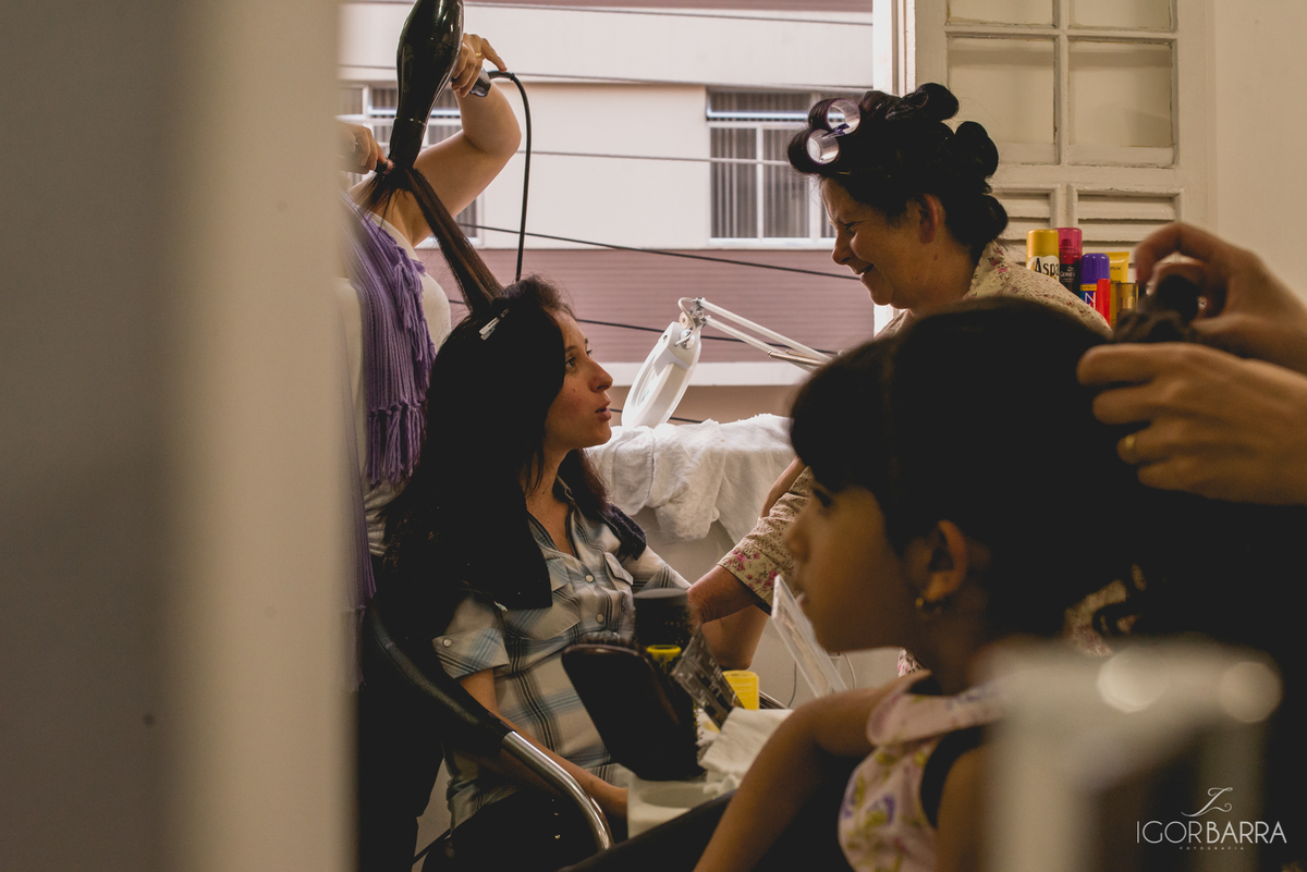 Noiva e madrinhas maquiando, Elegance noivas, Rua, Casamento Carla e Etore, Cerimonial Sara Sofisticare, Juiz de fora -MG