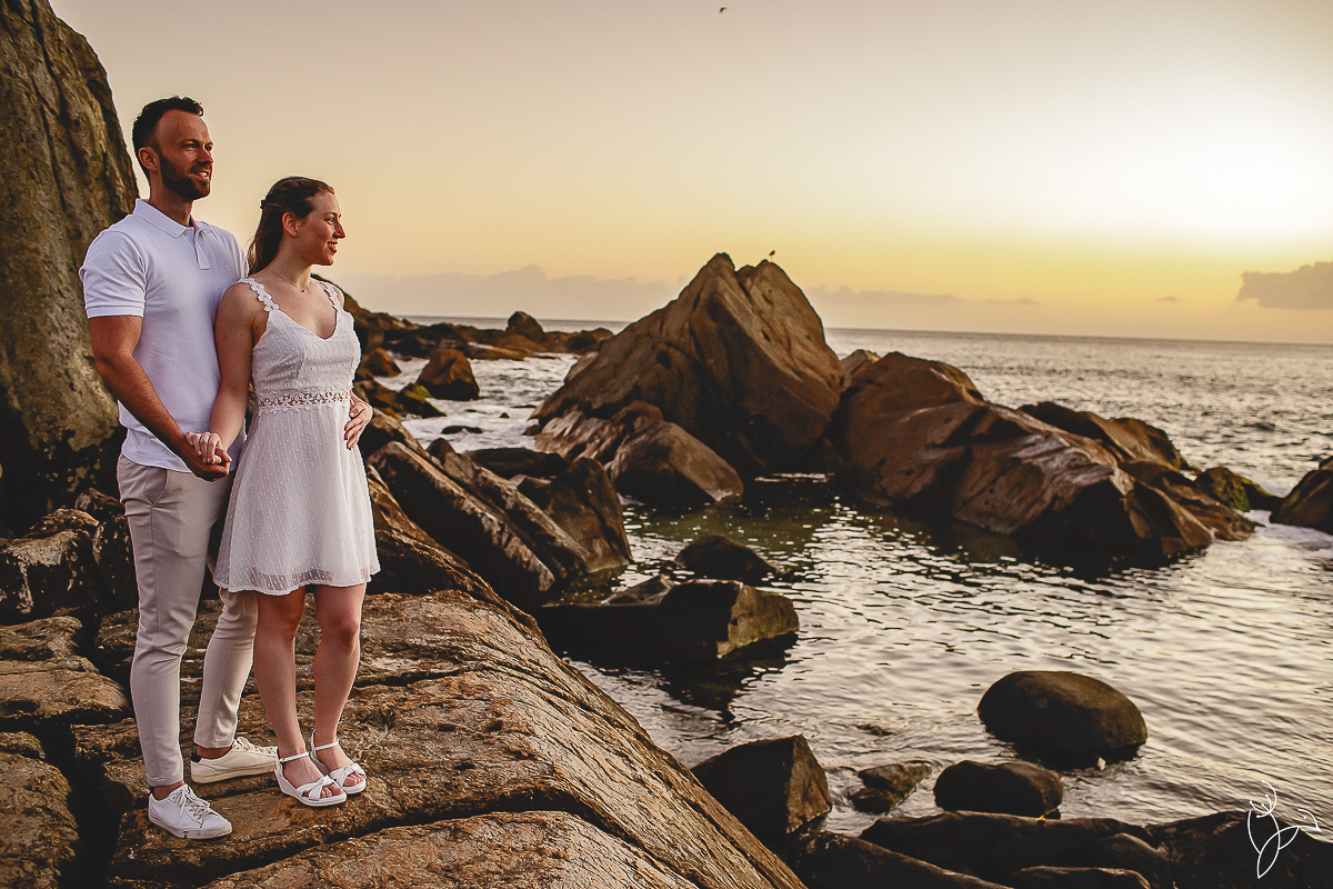“Ensaio pré-wedding ao nascer do sol na Praia da Armação em Florianópolis”