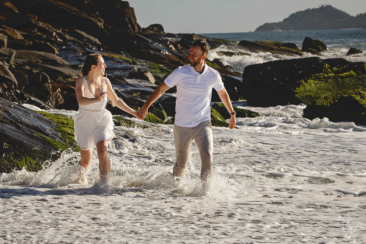 “Ensaio pré-wedding ao nascer do sol na Praia da Armação em Florianópolis”