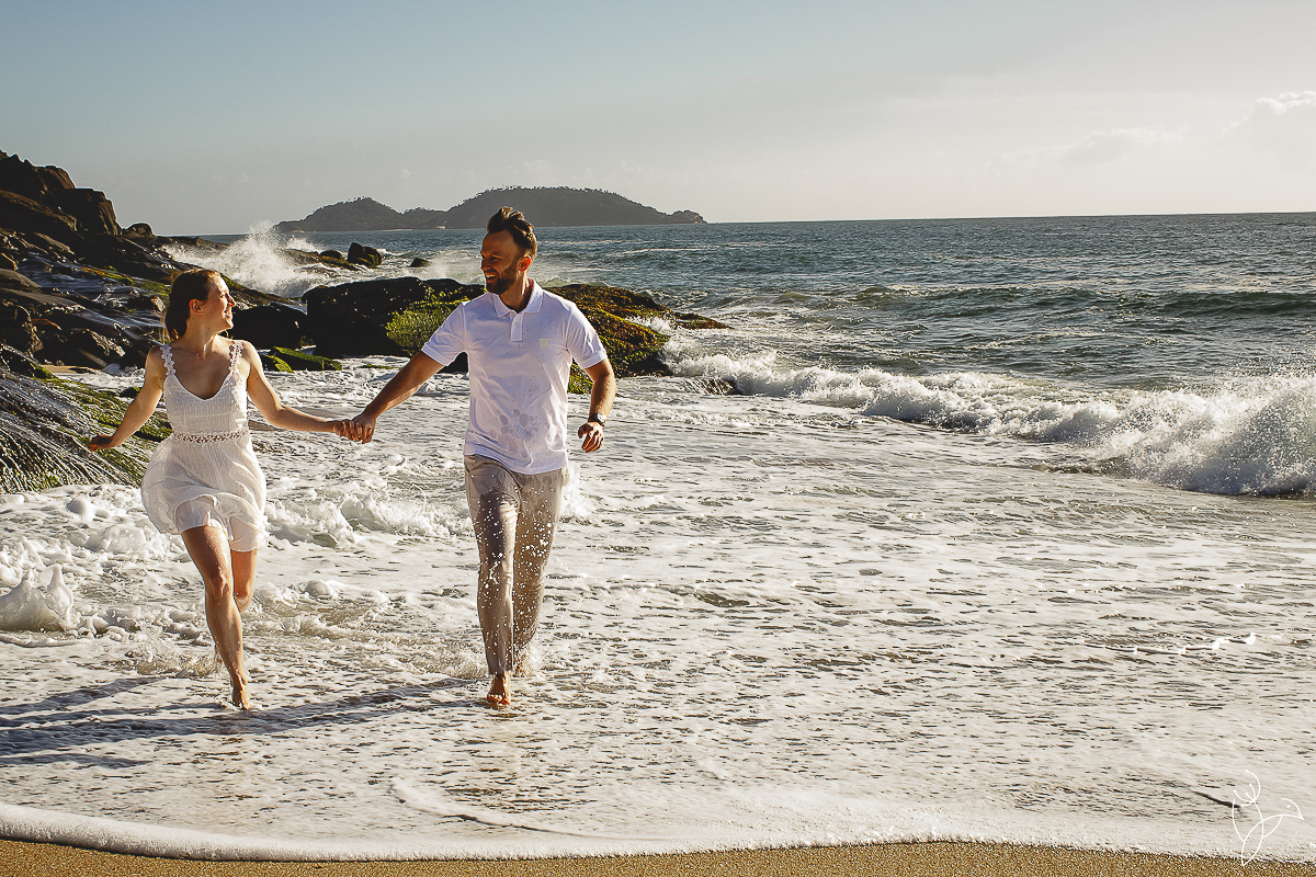 “Ensaio pré-wedding ao nascer do sol na Praia da Armação em Florianópolis”