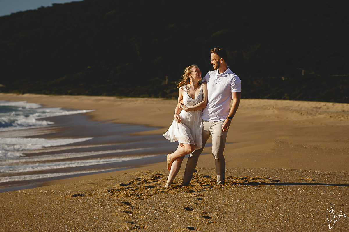 “Ensaio pré-wedding ao nascer do sol na Praia da Armação em Florianópolis”
