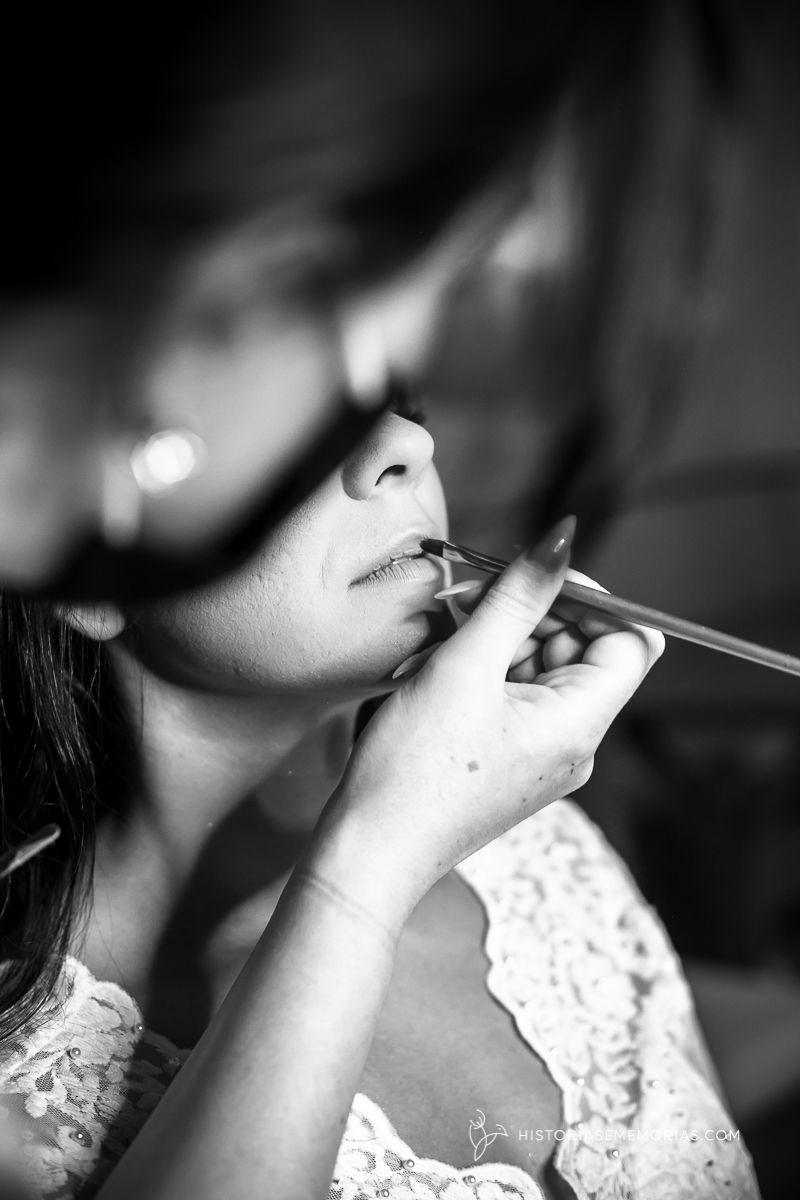 noiva sendo maquiada