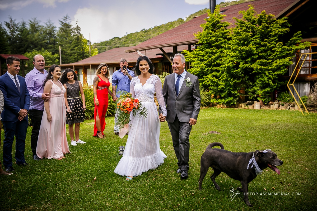 pai leva filha ao altar
