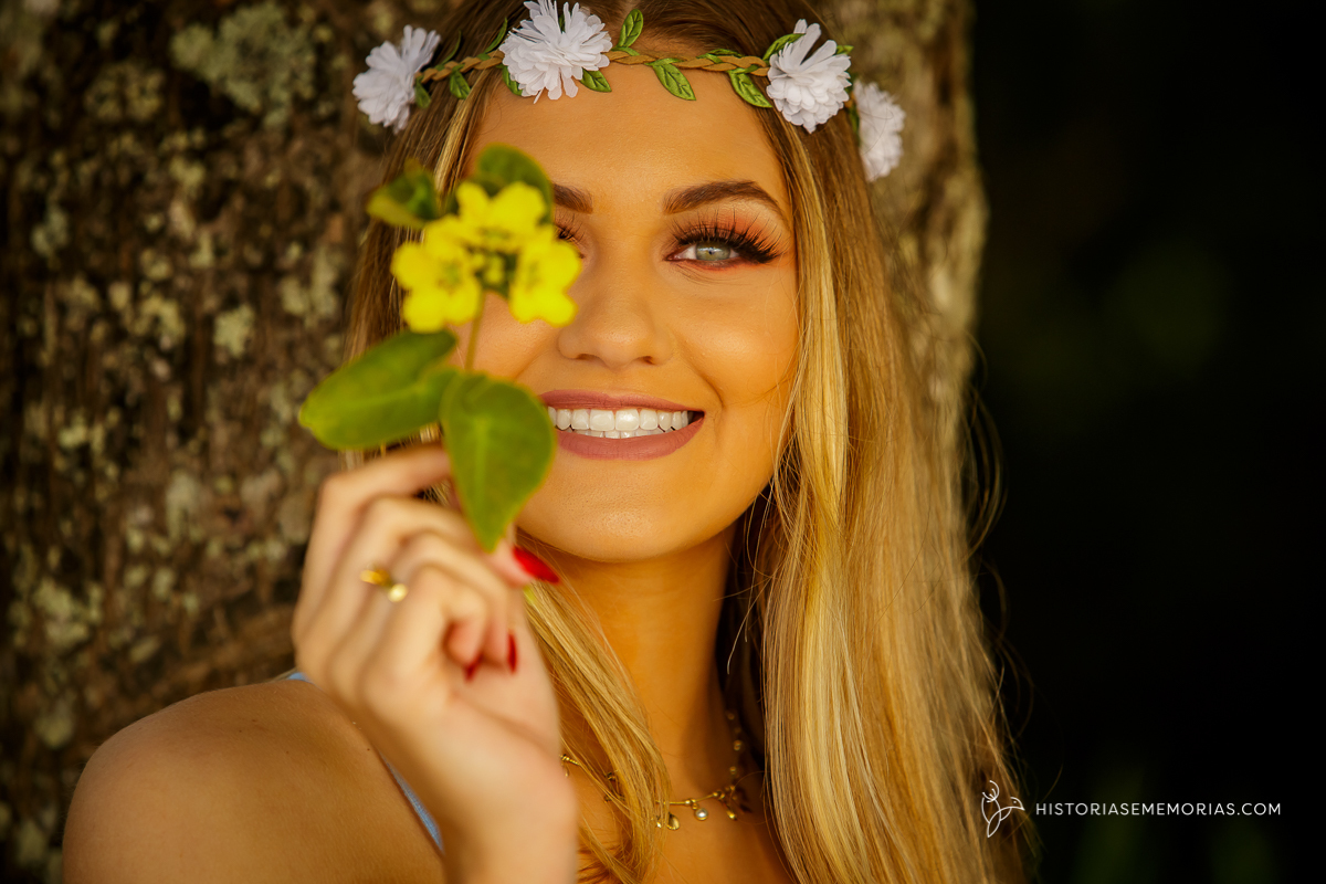 menina segurando uma flor