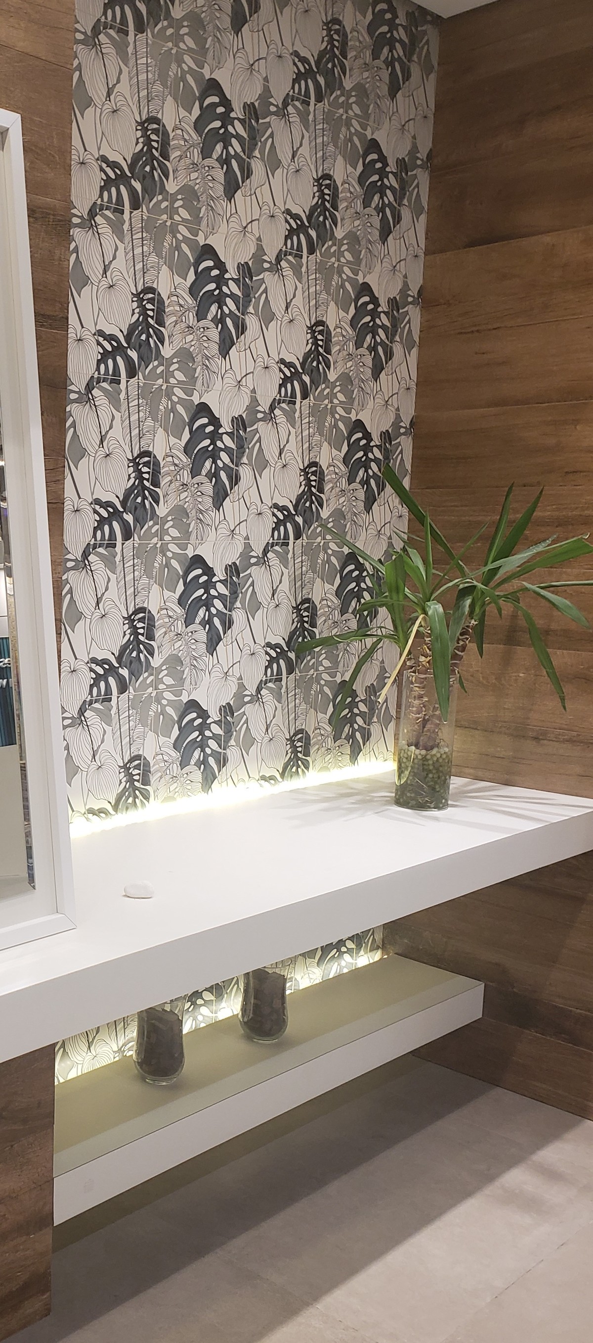 Painel em revestimento porcelanato
paredes revestidas com porcelanato imitando madeira rustica completando assim um estilo intimista.