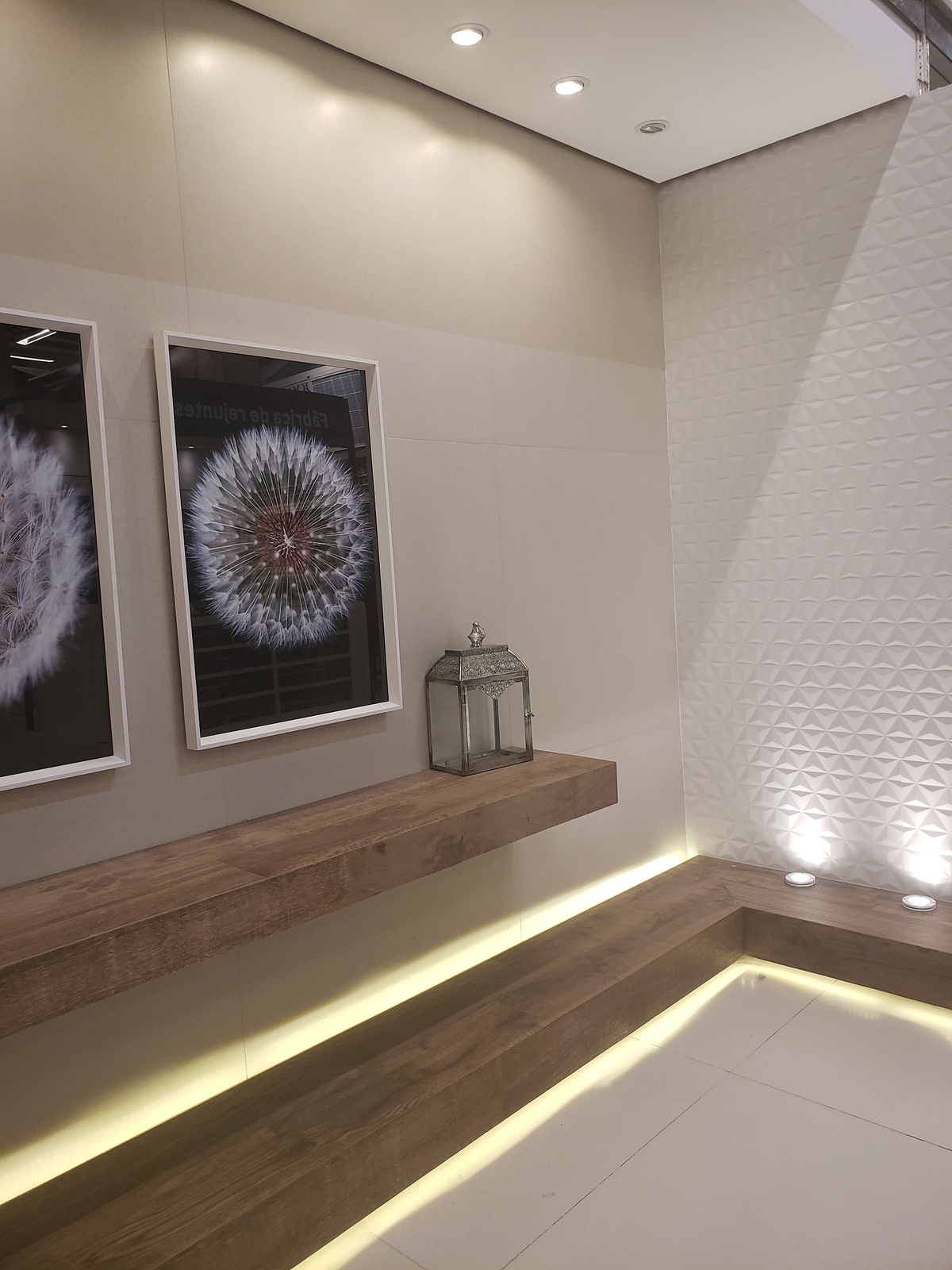 Jogo de revestimento para paredes e composição do ambiente com iluminação apropriada.