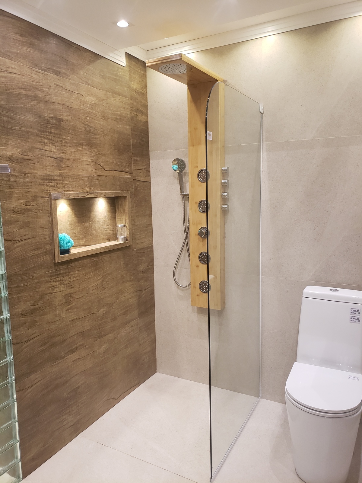 Piso e revestimento em porcelanato, instalação de um nicho no box do banho e uma ducha adequada ao ambiente.