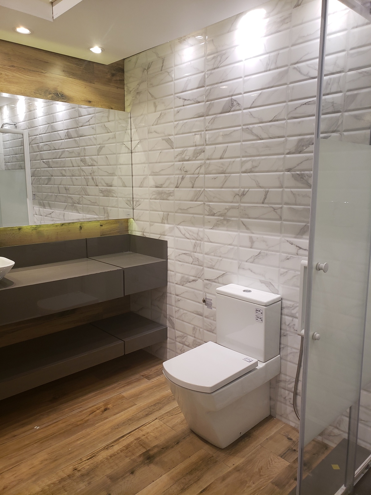 Perceba a praticidade para os banheiros com inclusive mobiliário em porcelanato.