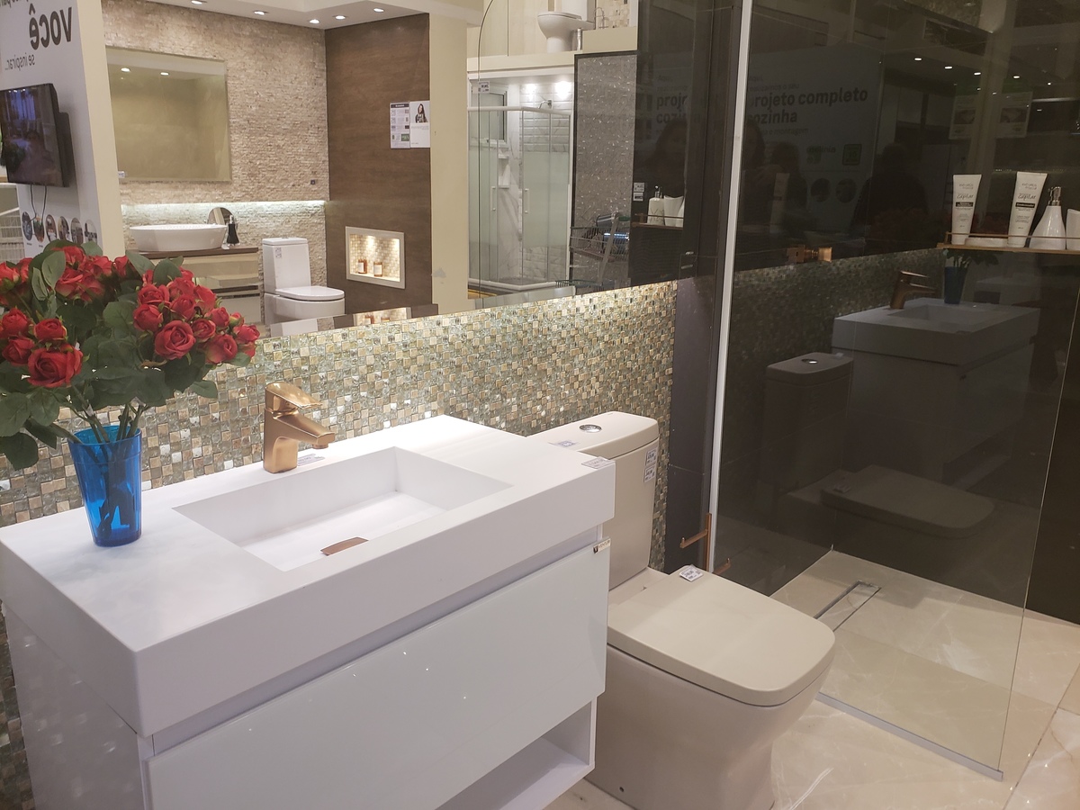 Revestimentos em porcelanatos, pastilhas, metais dourados, ralo linear para garantir o escoo da água do banho... 