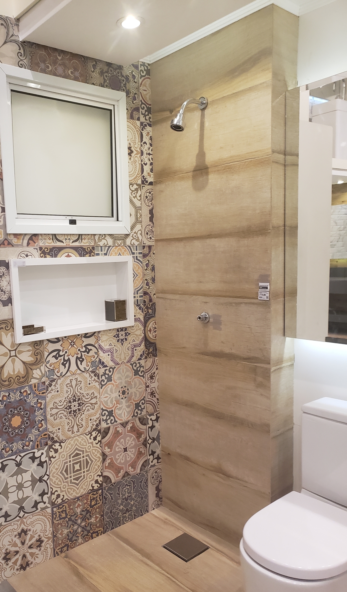 Novamente revestimentos imitando madeira, nichos que decoram e auxiliam dando apoio a peças de uso diário, metais cromados.