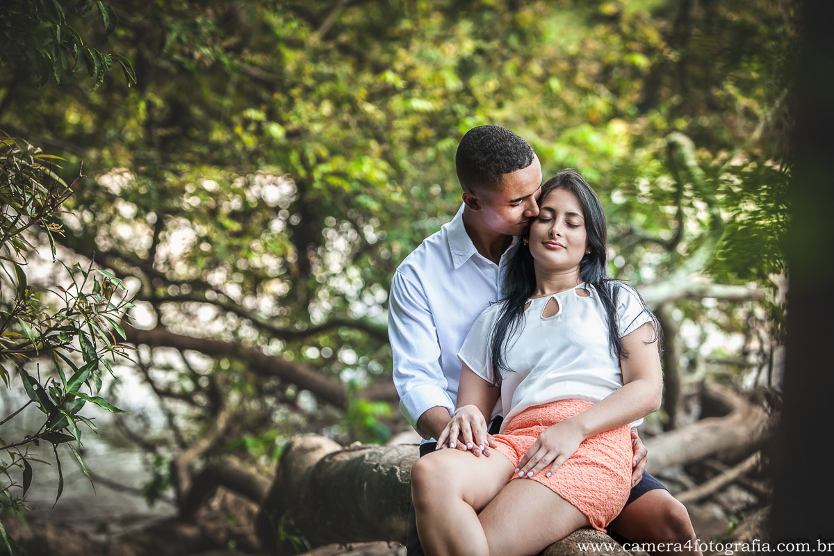 noivos namorando ao lado do rio