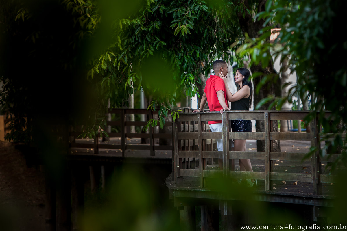 noivos no pier durante o ensaio