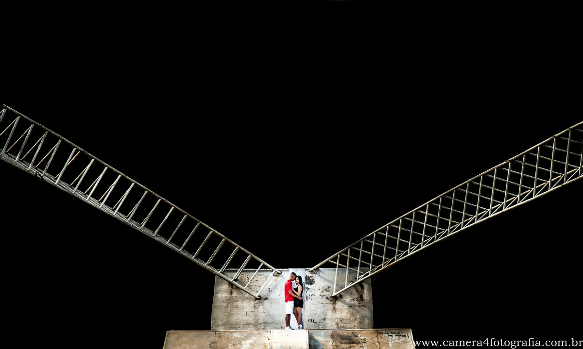 linhas que levam o olhar para os noivos