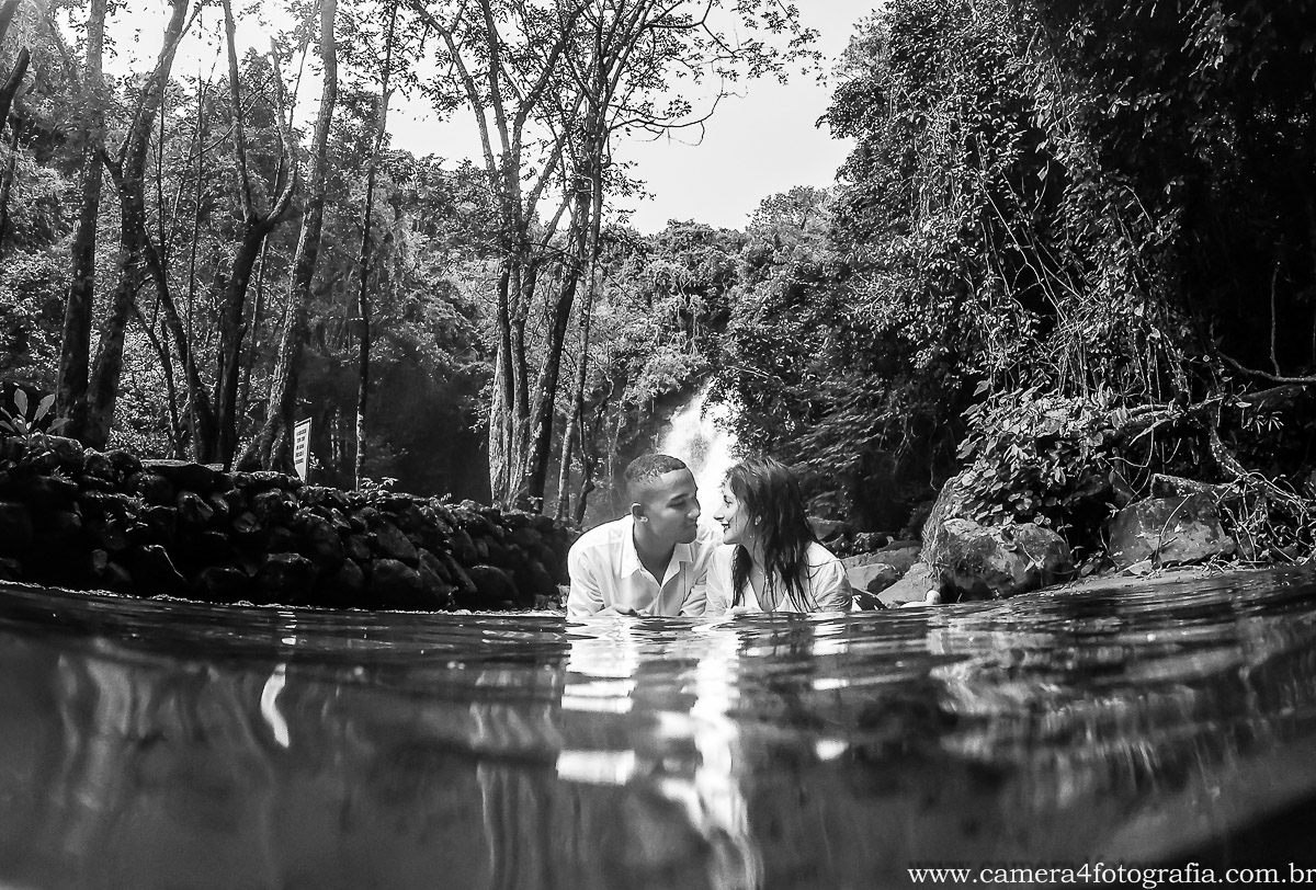 noivos na cachoeira