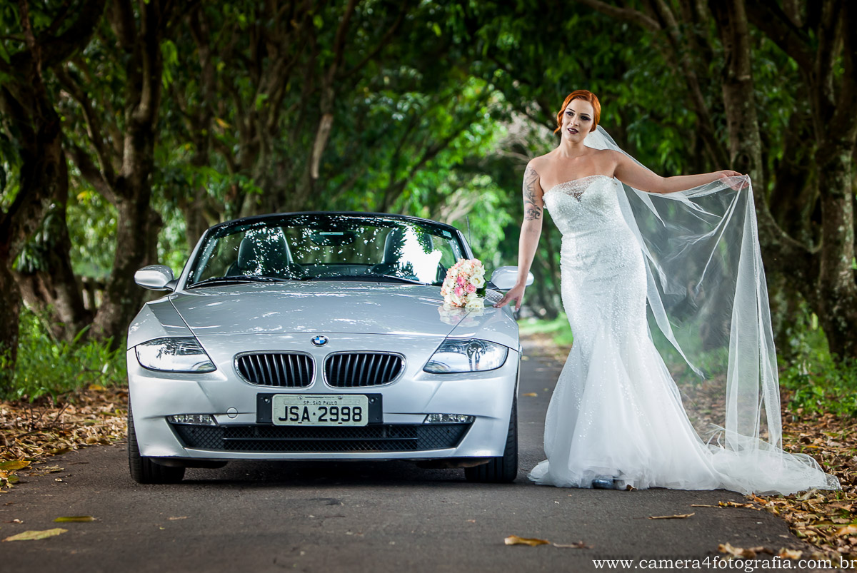 vestido de noiva em carro conversível