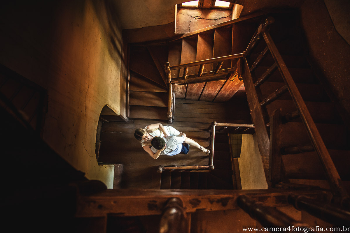 noivos na escadaria do castelo