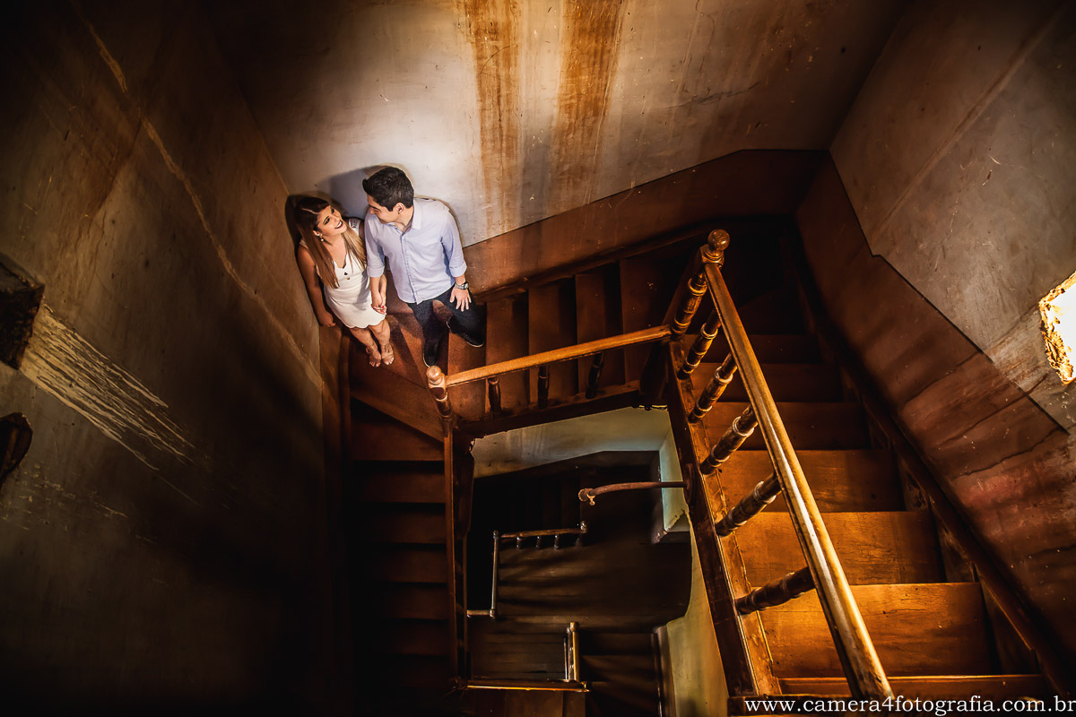 noivos na escada do castelo