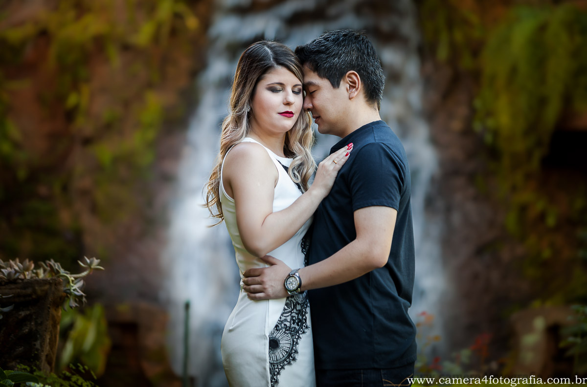 noivas na frente da cascata