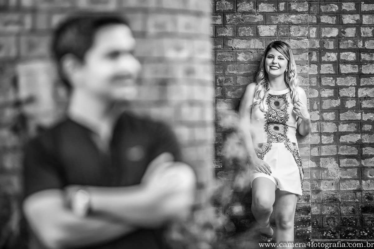 noiva na parede de tijolos