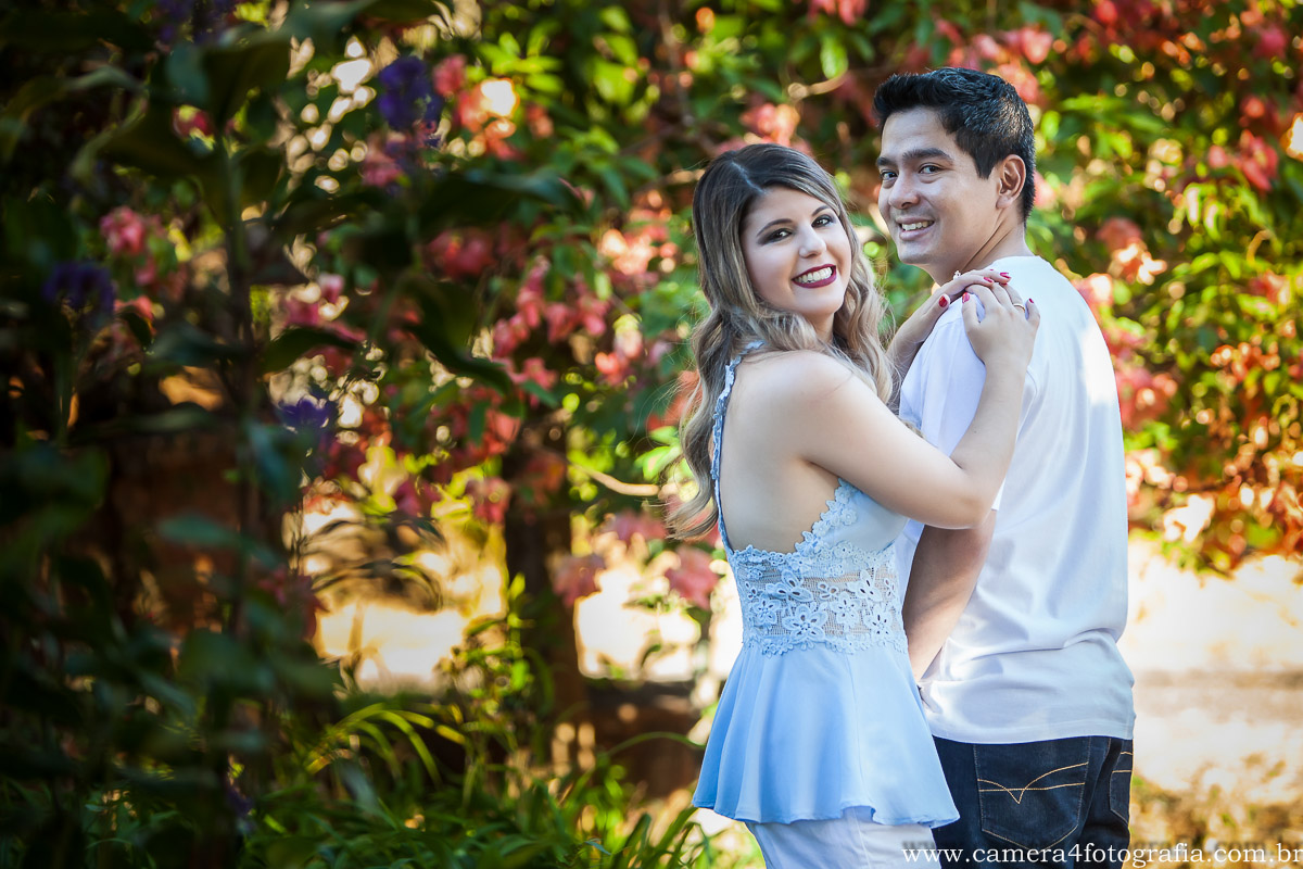noivos no jardim