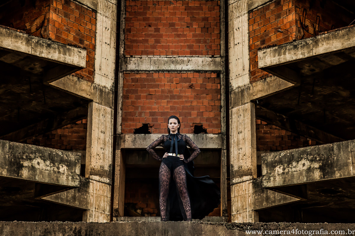 aniversariante na fachada do prédio em Bauru