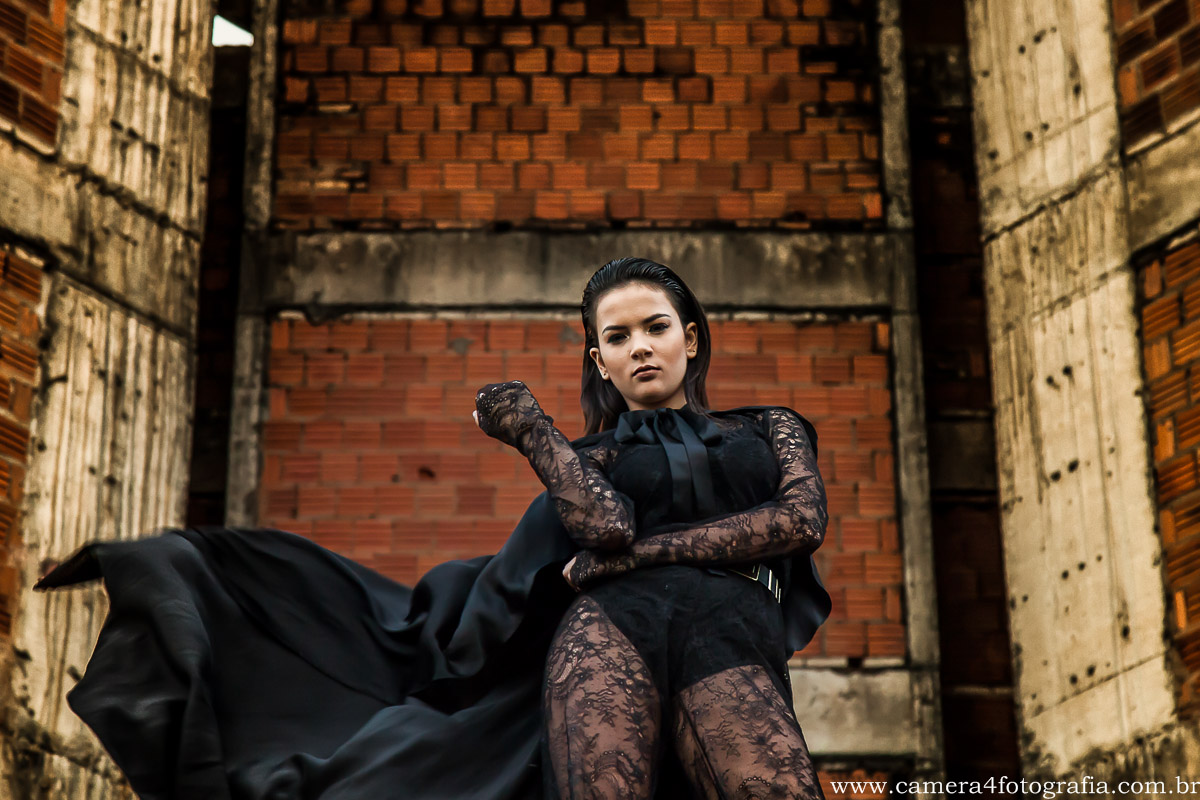 aniversariante na fachada do prédio em Bauru