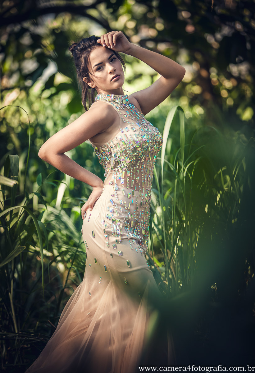 aniversariante com vestido de festa no jardim em Bauru