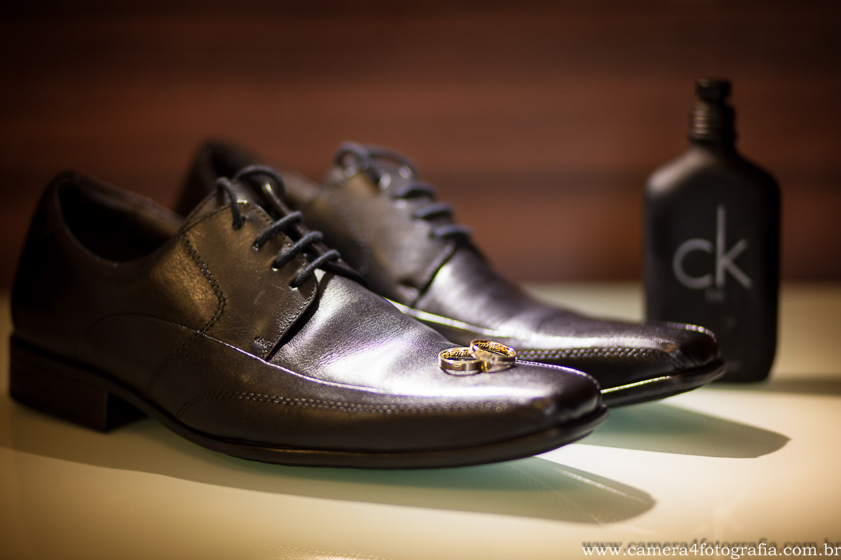 sapatos do noivo com as alianças