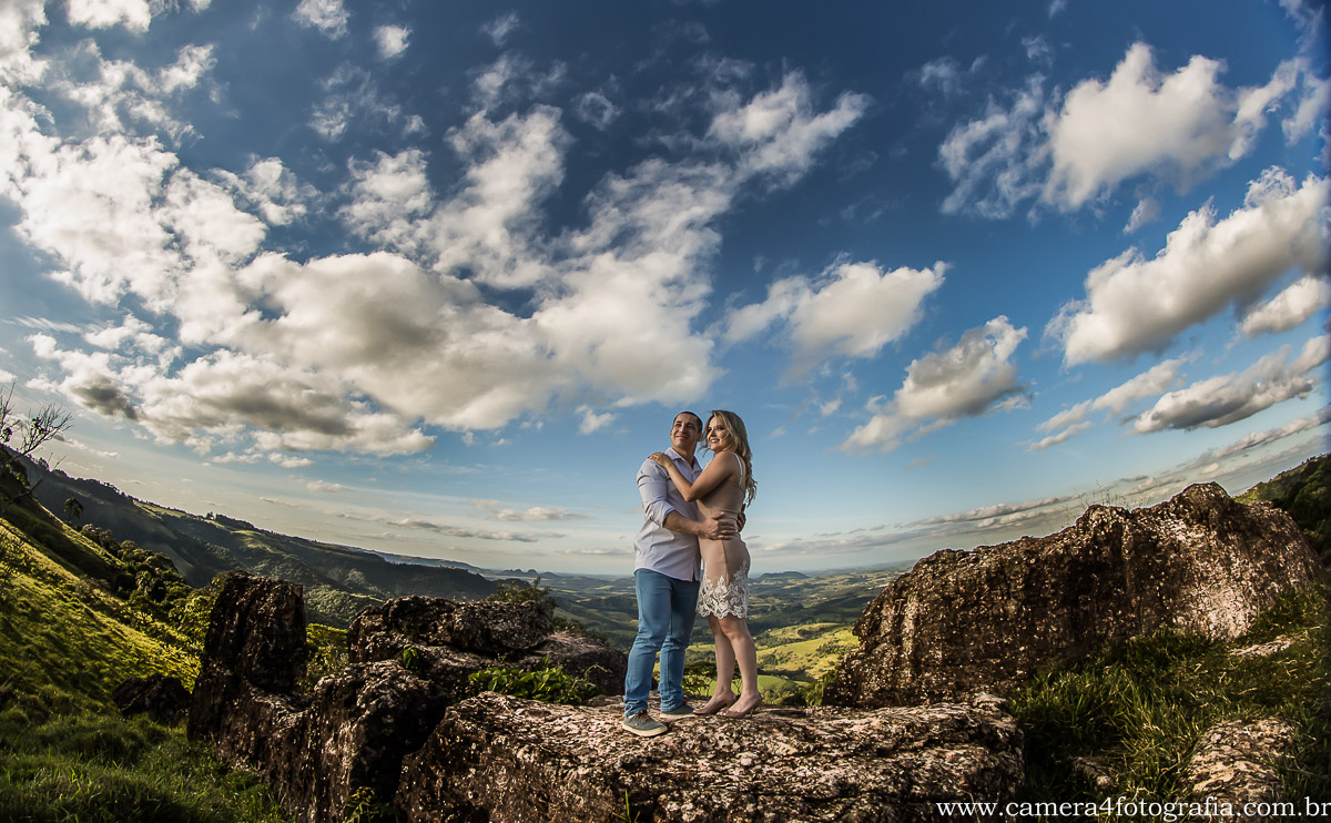 Fotos dos noivos com céu azul durante o pré wedding em Botucatu