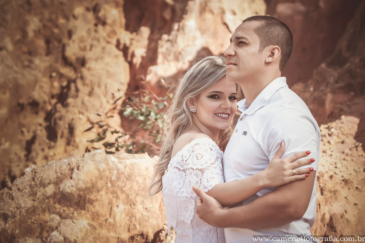 pré wedding dos noivos em frente a montanha